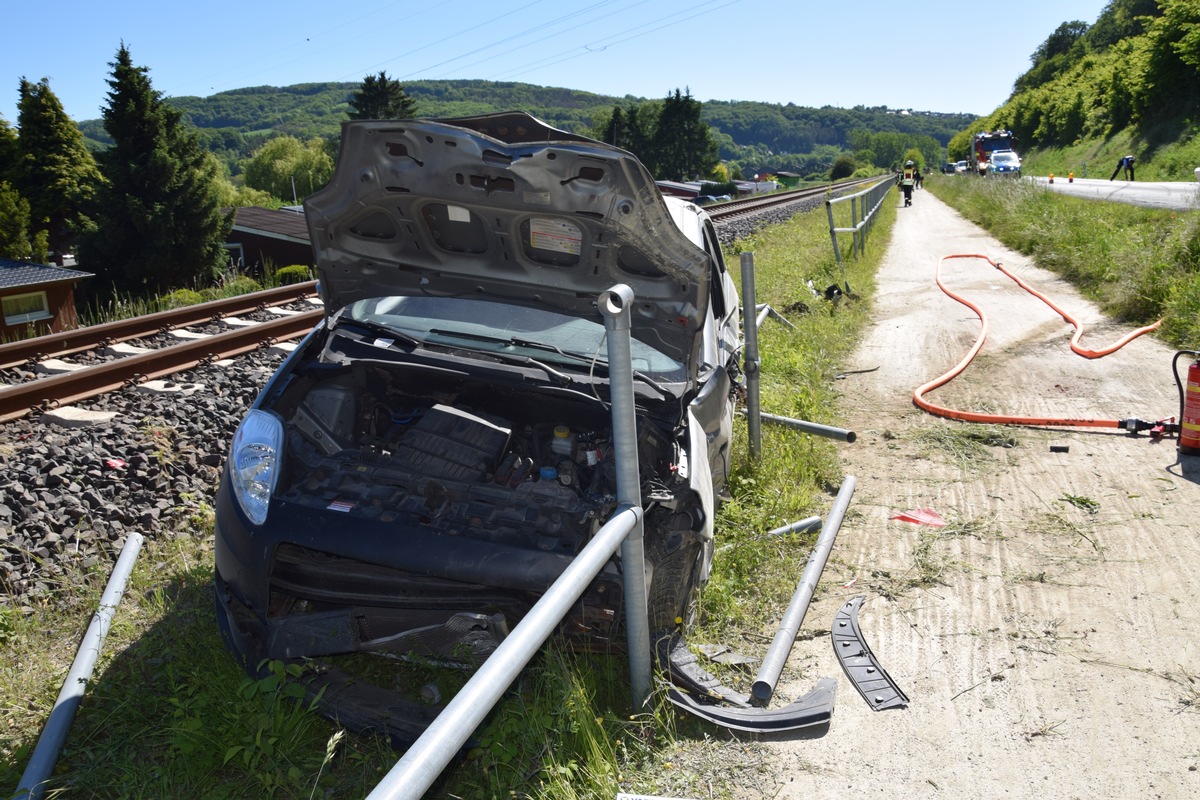 POL-HF: Auto kommt von Fahrbahn ab - Fahrerin schwer verletzt