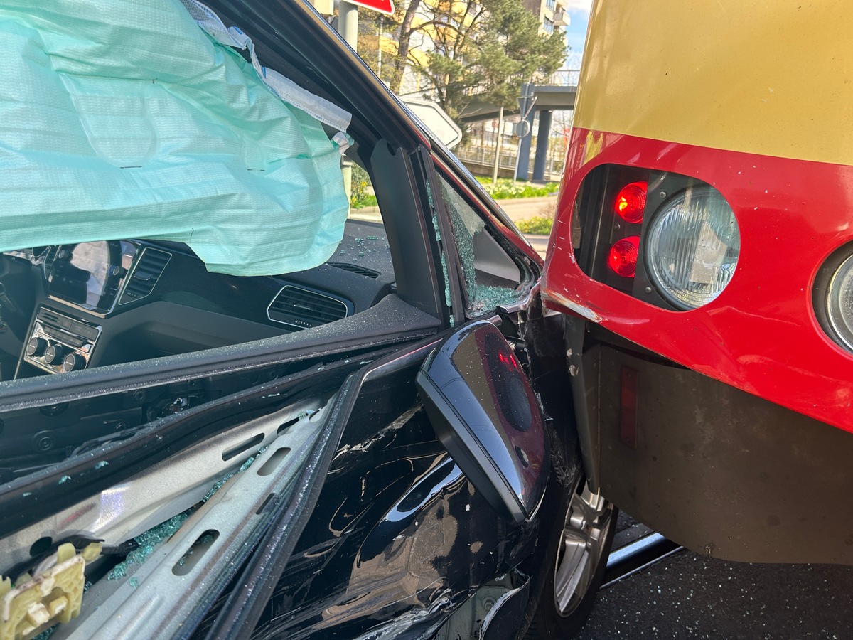 POL-PDLD: Wörth - Unfall zwischen Straßenbahn und Auto