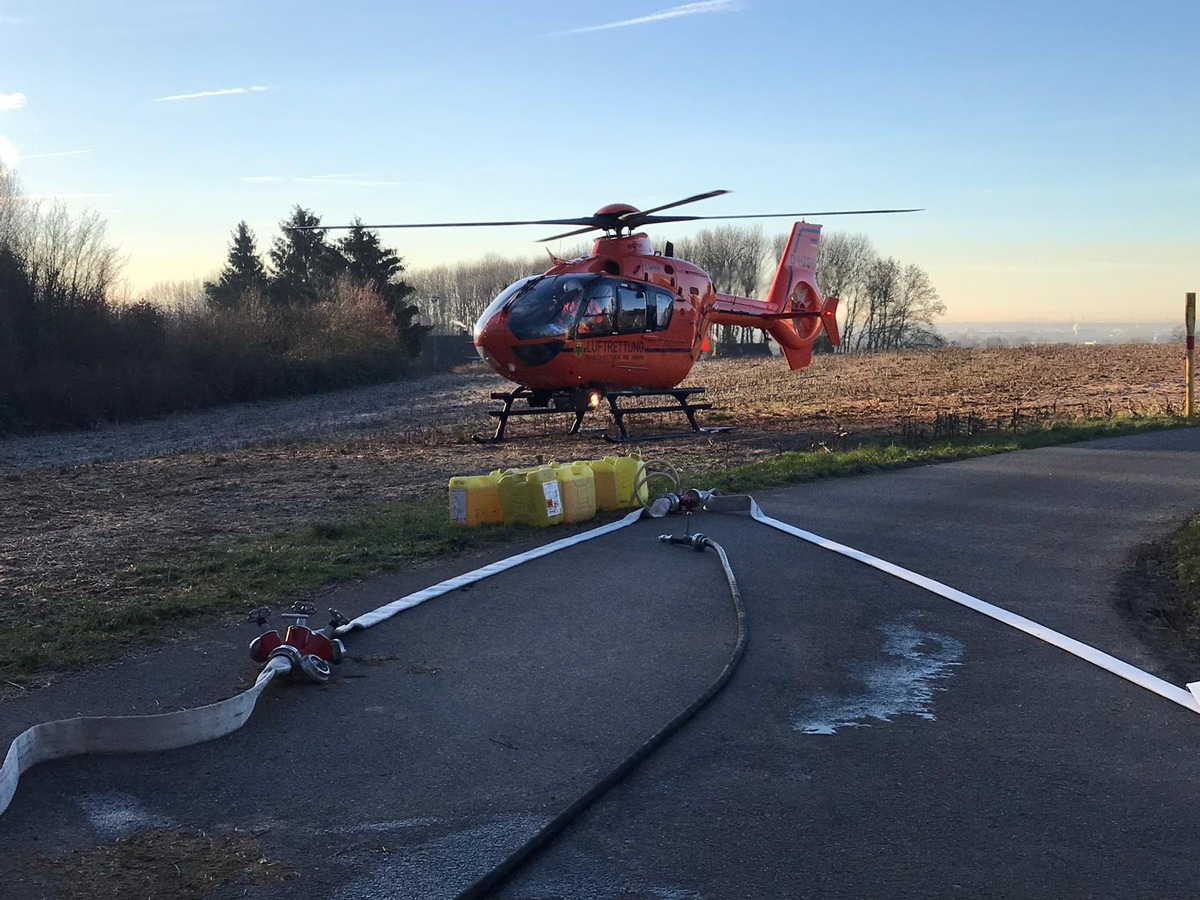 FW-Erkrath: Schwerer Verkehrsunfall zwischen Linienbus und Pkw - Schwer verletzte Pkw-Fahrerin per Rettungshubschrauber ins Krankenhaus