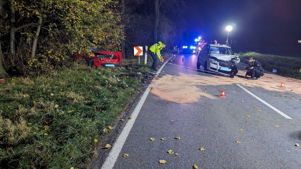 POL-VER: +Zwei Verletzte bei Unfall im Gegenverkehr - Folgeunfall im Rückstau+