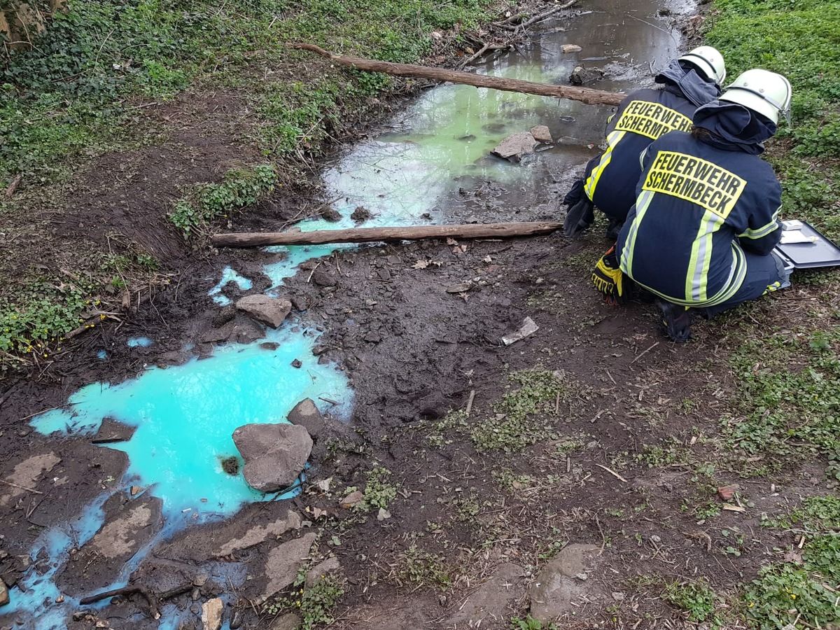 FW-Schermbeck: Türkisfarbene Flüssigkeit drohte in Mühlenteich zu laufen