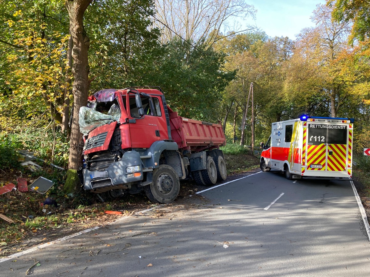 POL-UN: Holzwickede - Mühlenstraße / Langscheder Straße - PKW schneidet Kurve, LKW weicht aus und kommt nach rechts von der Fahrbahn ab