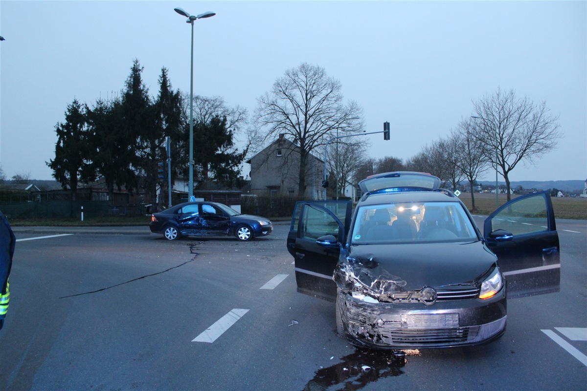 POL-DN: Unfall auf der Kreuzung B399/K27 - Drei Verletzte