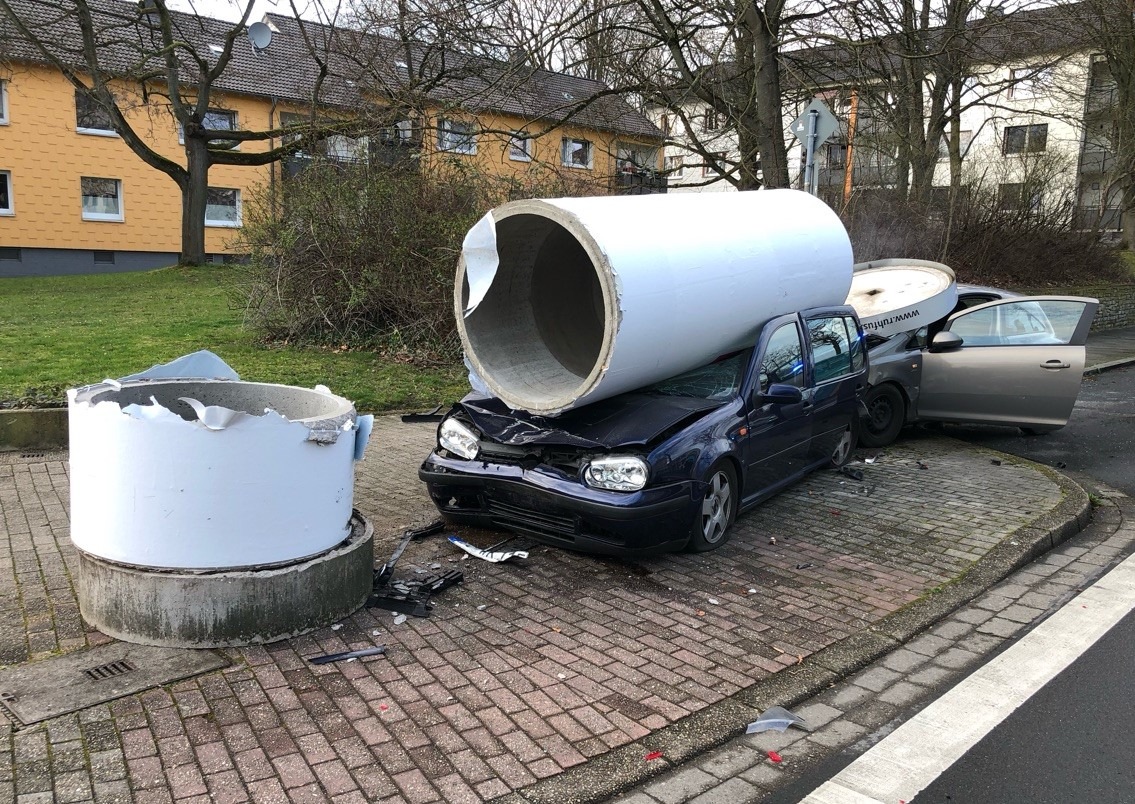 POL-DO: Fahrerin rammt mehrere Autos - Litfaßsäule kippt um