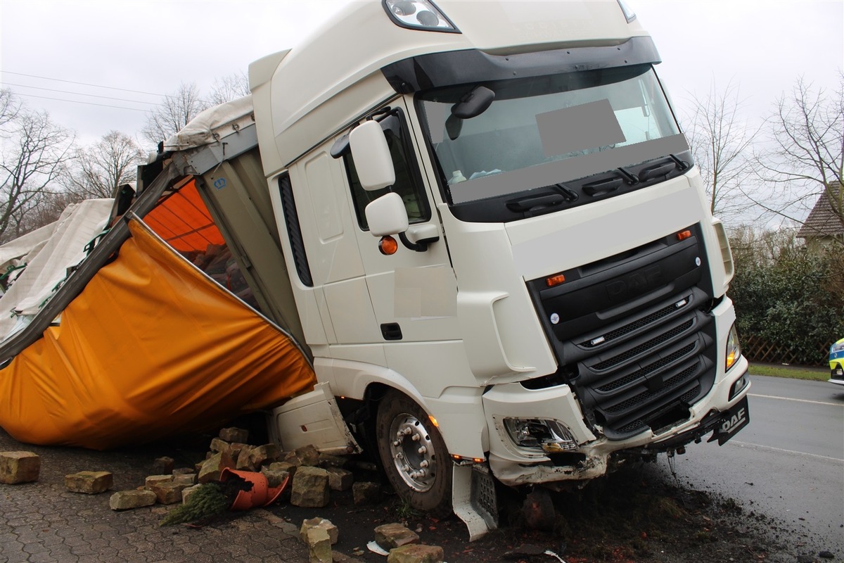 POL-MI: Sattelzug kommt in Tonnenheide von Straße ab