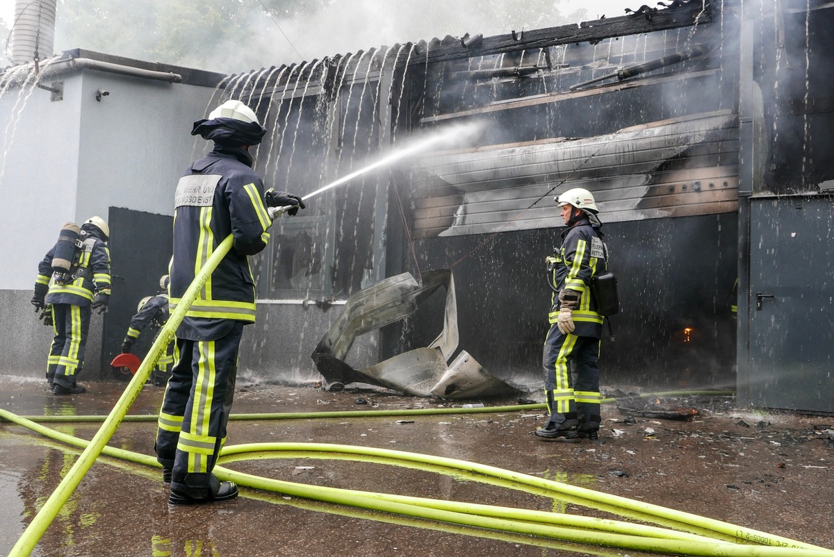 FW-BO: Brennende Kfz-Werkstatt in Bochum-Gerthe