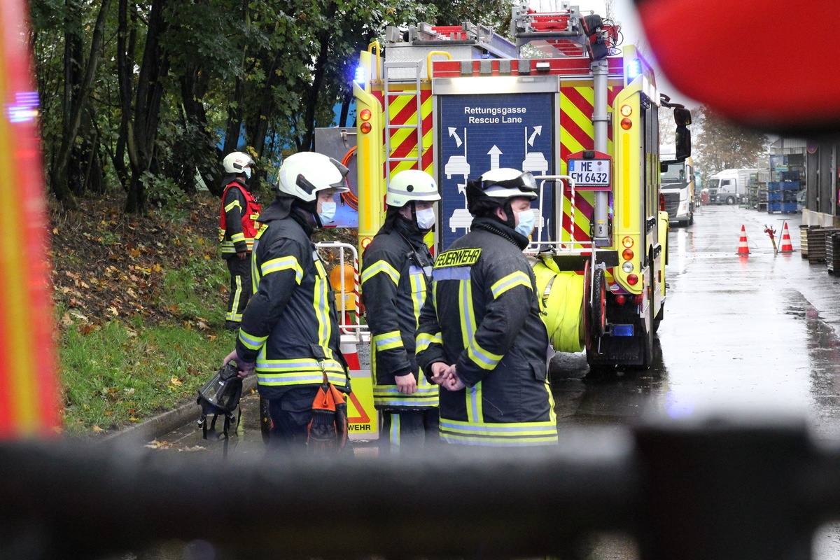 FW Mettmann: Kellerbrand in Gewerbebetrieb /Auslaufendes Eisen sorgt für Kellerbrand, zwei Personen wurden dabei verletzt.