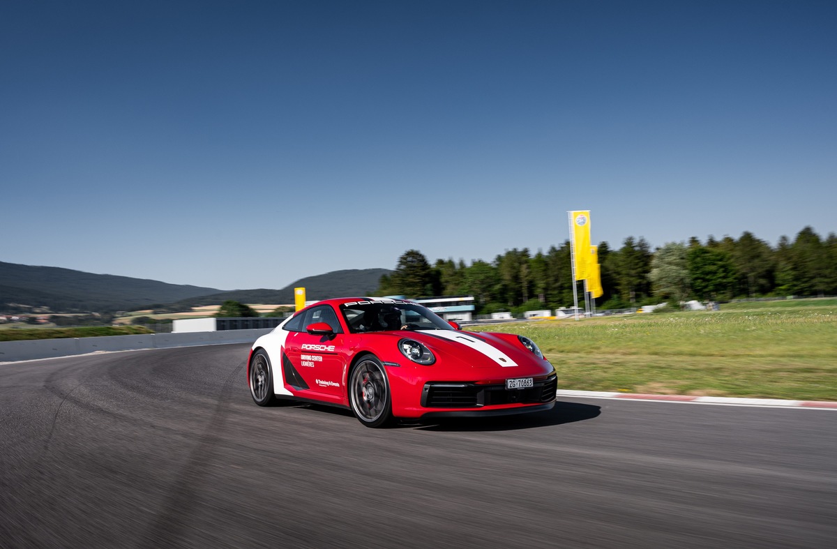 Neue Fahrtrainings im Porsche Driving Center auf dem Circuit de Lignières