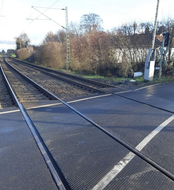 BPOL NRW: Fahrzeug touchiert Regelanlage an Bahnübergang - Fahrer ohne Führerschein begeht Fahrerflucht - Bundespolizei und Landespolizei arbeiten Hand in Hand zusammen