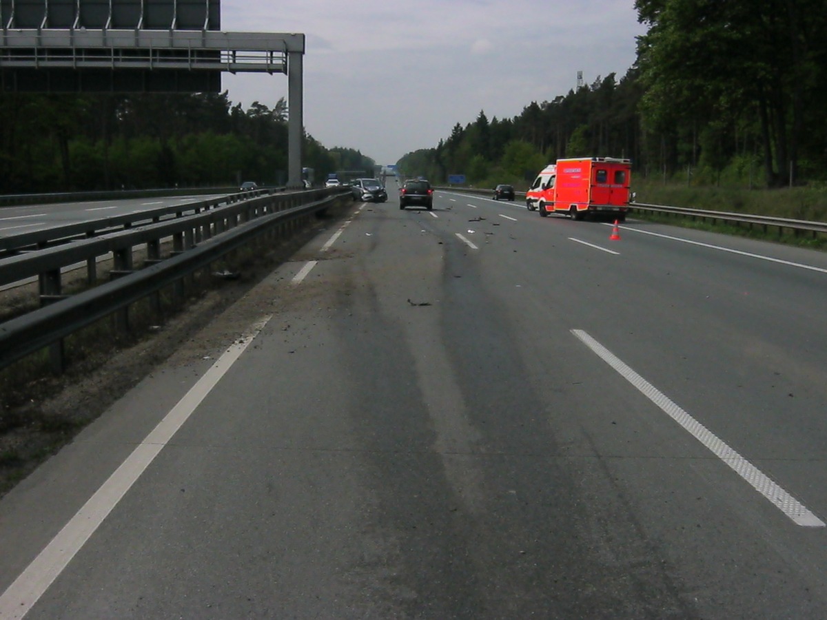 POL-WL: Verkehrsunfall mit 8 verletzten Personen, Verursacher flüchtig