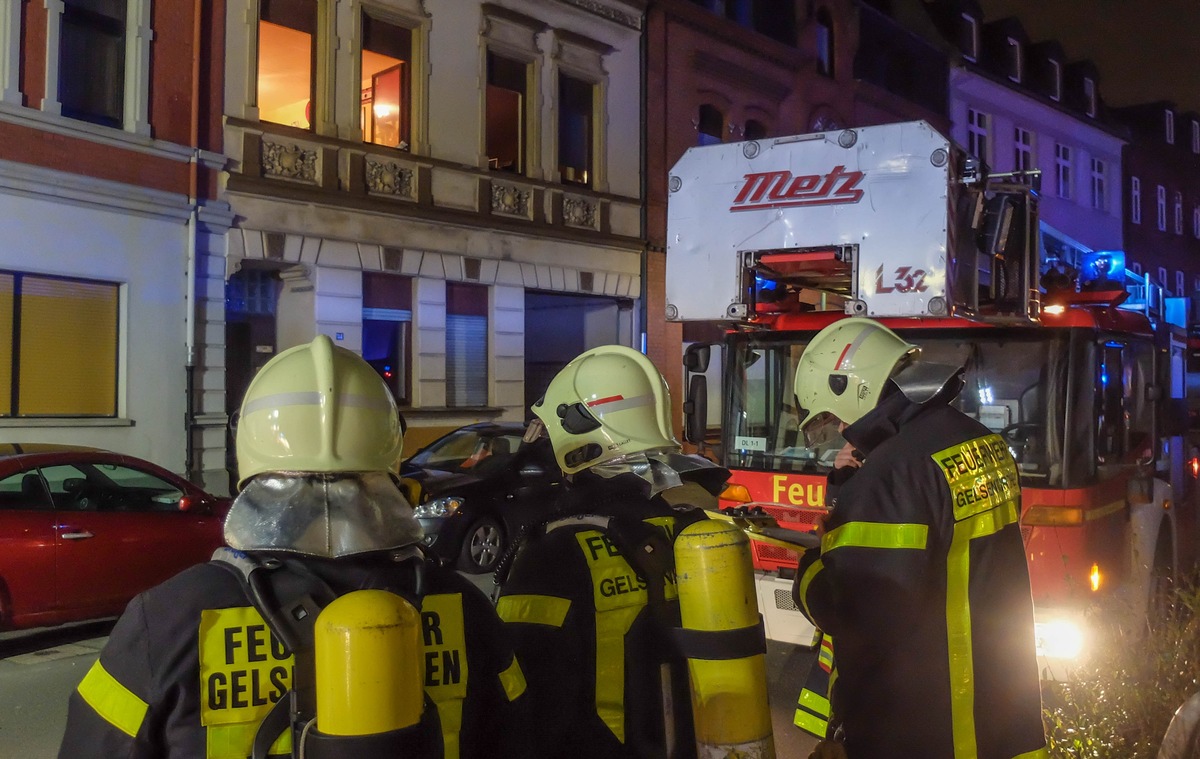 FW-GE: Wohnungsbrand in Ückendorf - eine Person über Drehleiter gerettet