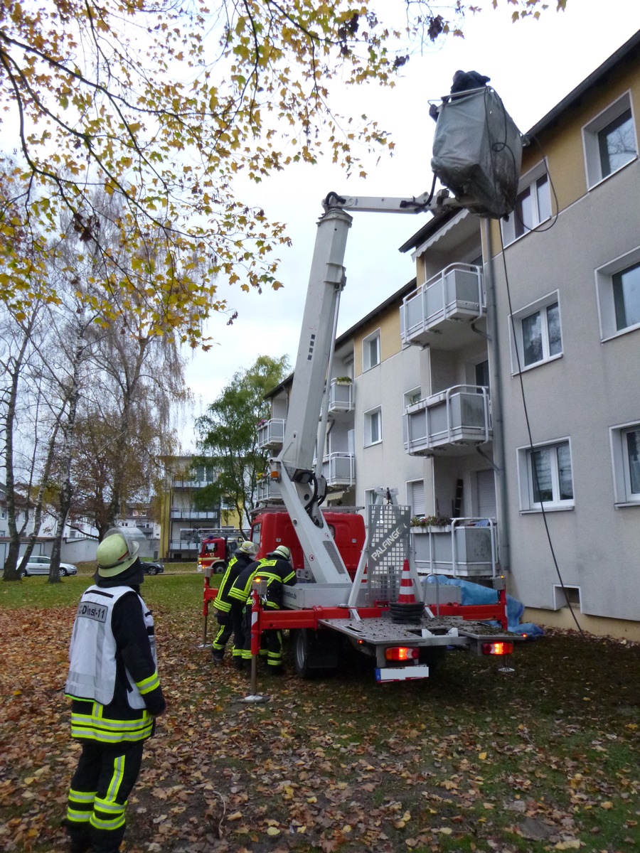 FW-DO: 12.11.2020 - TECHNISCHE HILFELEISTUNG IN BRECHTEN Feuerwehr befreit Arbeiter aus luftiger Notlage