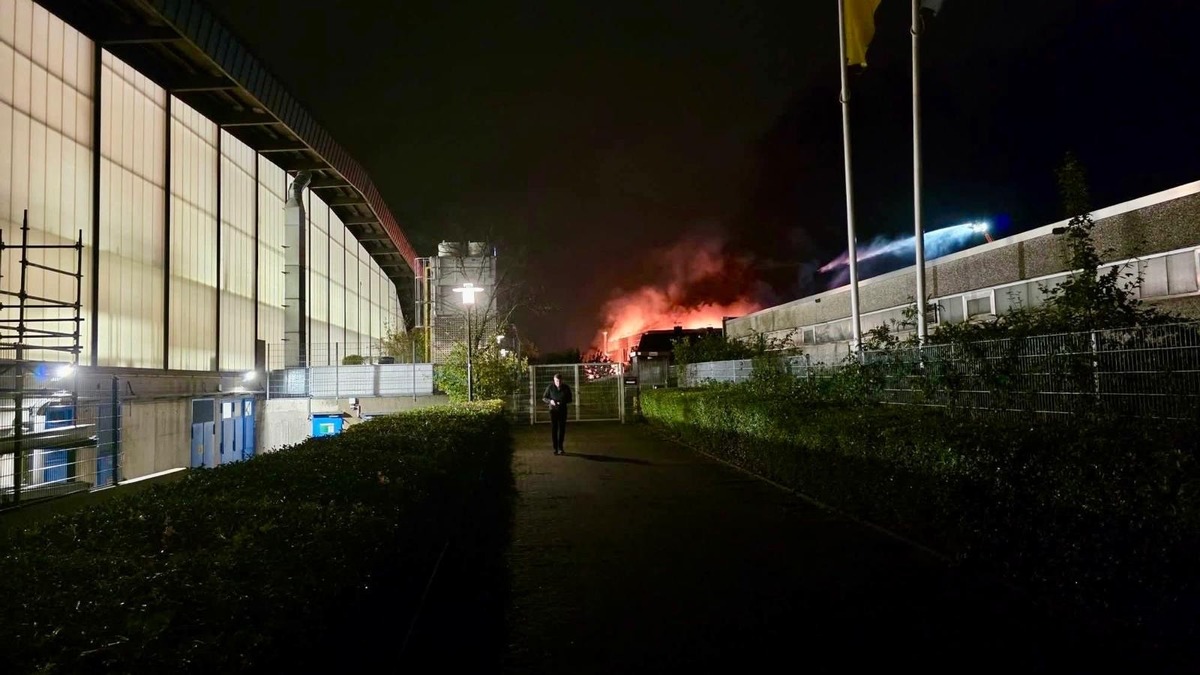 FW Ratingen: Brand in Lagerhalle in Ratingen-West | Presseportal