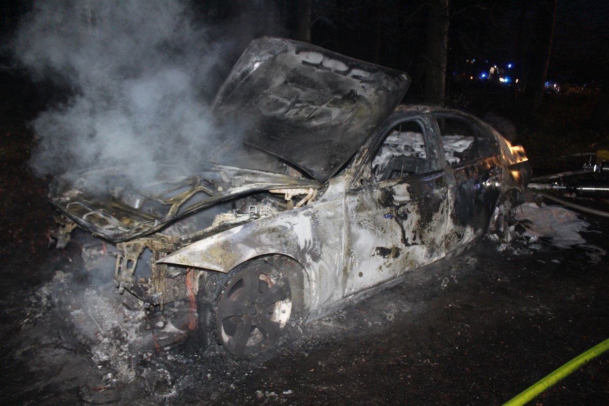 POL-VIE: Kempen: Fahrzeug in Brand gesetzt- Kripo bittet um Hinweise