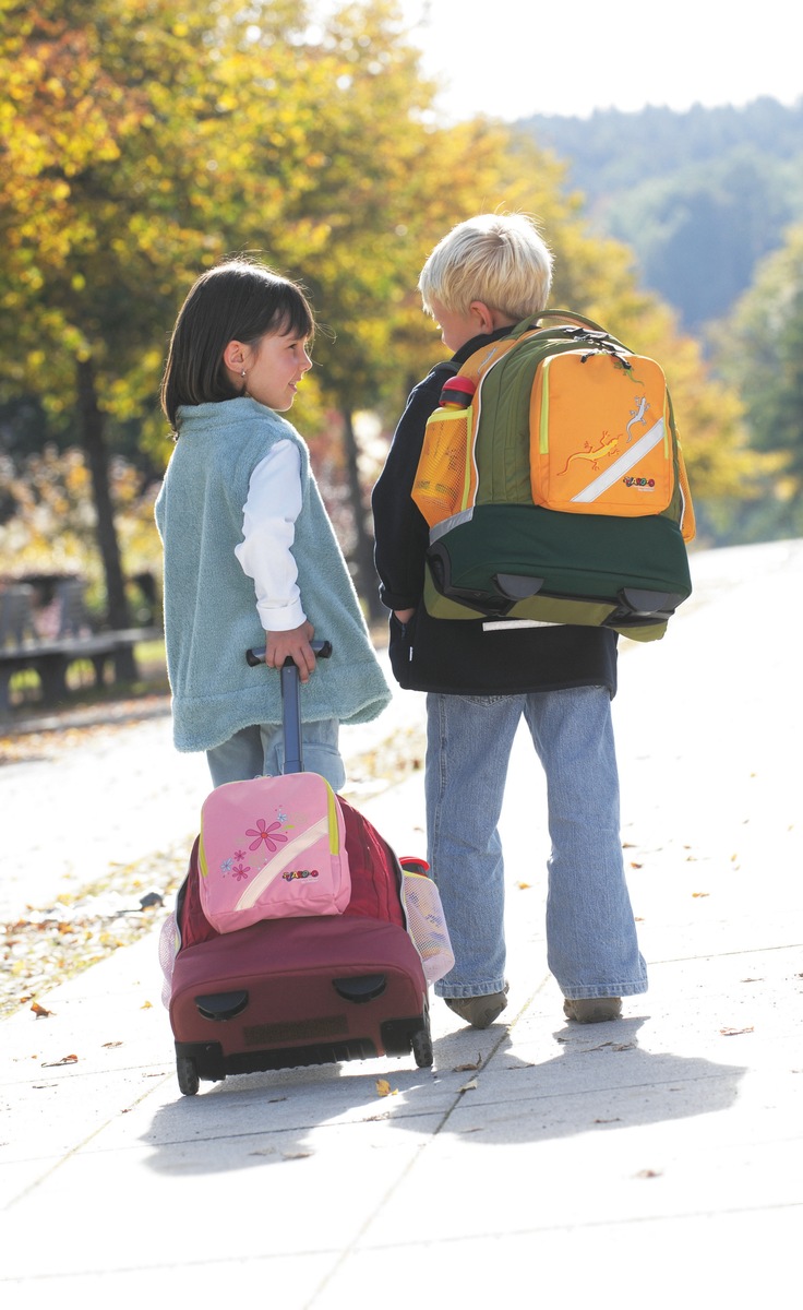 Leichter lernen, weniger schleppen: Schulranzen-Trolleys transportieren Mineralwasser kinderleicht / JAKO-O und Lichtenauer verlosen 1.000 Schulranzen-Trolleys (mit Bild)