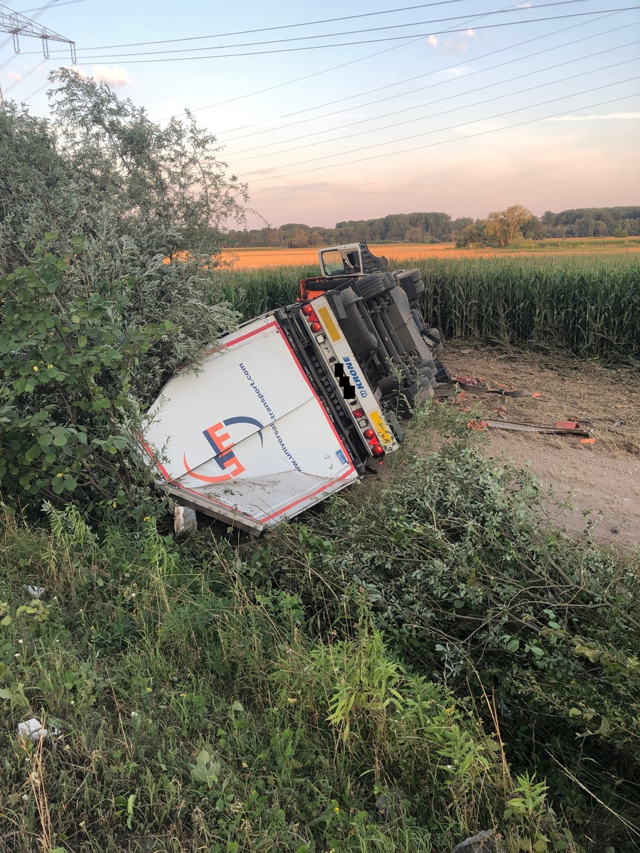 POL-PDLD: Jockgrim; Fahrer verletzt sich schwer nach Unfall mit Sattelzug