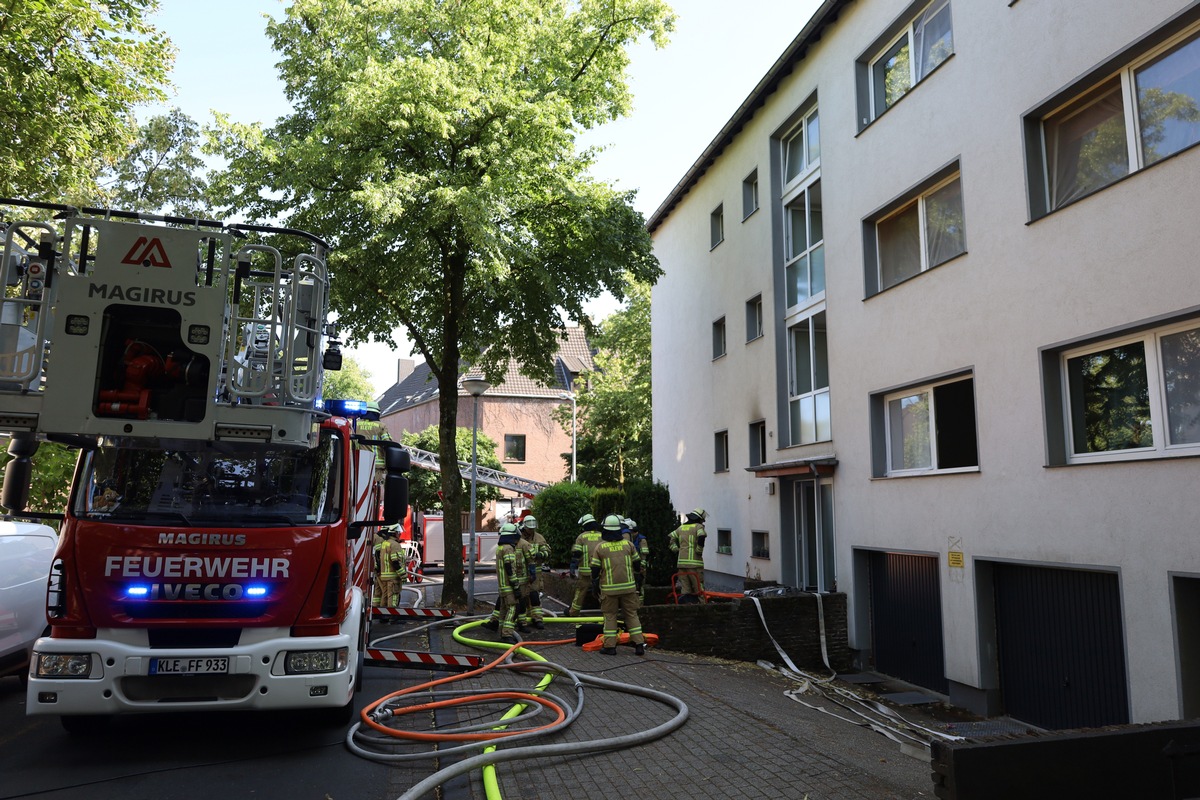 FW-KLE: Wohnungsbrand in Mehrfamilienhaus mit einer schwerverletzten Person