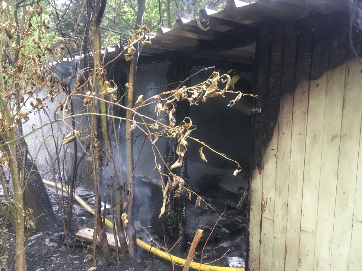 FW Lage: Holzhütte in Vollbrand - 27.06.2017 - 18:55 Uhr