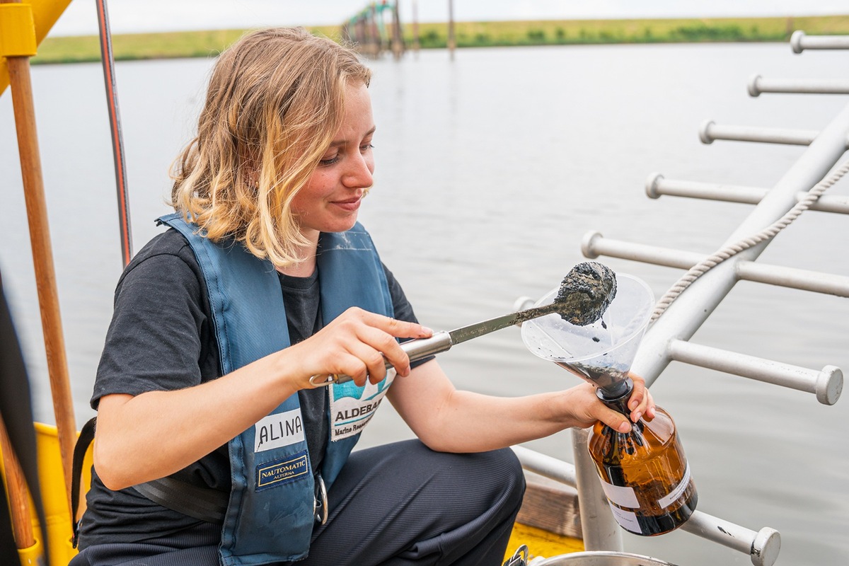 Landauer Studentin auf Elbe-Expedition Schadstoffen im Gewässer auf der Spur