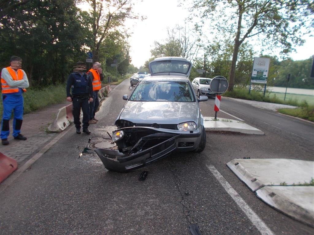 POL-PPRP: 49-Jähriger übersieht LKW