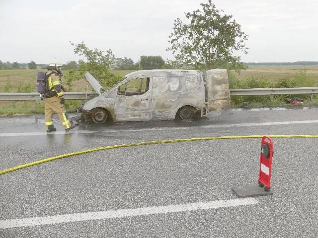 POL-CUX: PKW Brand auf der BAB27 im Bereich Hagen (Lichtbild in der Anlage)