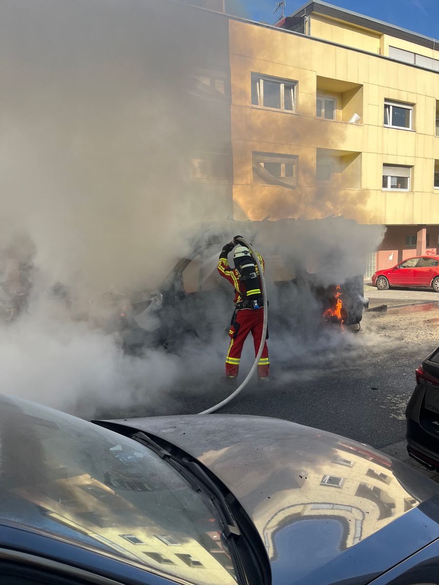 FW Düren: Ausgedehnter Fahrzeugbrand forderte die Feuerwehr