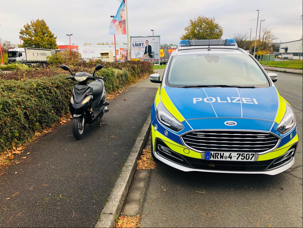 POL-MK: Rollerfahrer stürzt bei Flucht vor der Polizei / Rollerfahrer ohne Helm, dafür jetzt mit Anzeigen