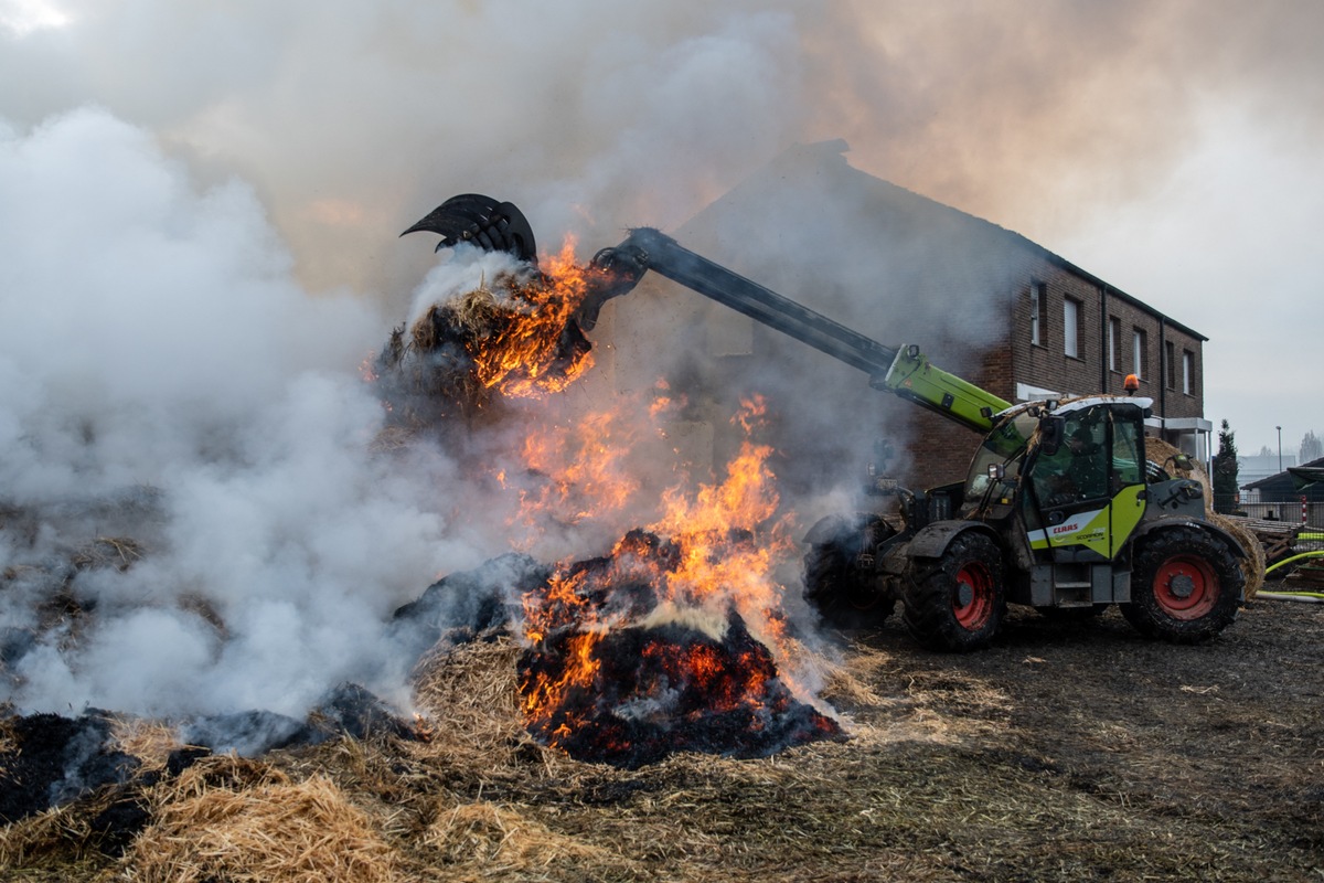 FW-BO: Brand von Strohballen in Bochum Stiepel - 1. Ergänzungsmeldung