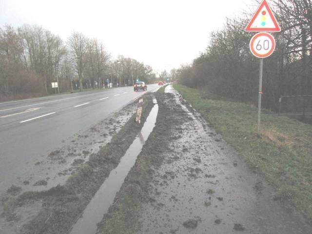 POL-WHV: Verkehrsunfallflucht in Sande - Vermutlich ein Lkw beschädigte Grünstreifen (mit Bild) - Polizei Jever sucht Zeugen