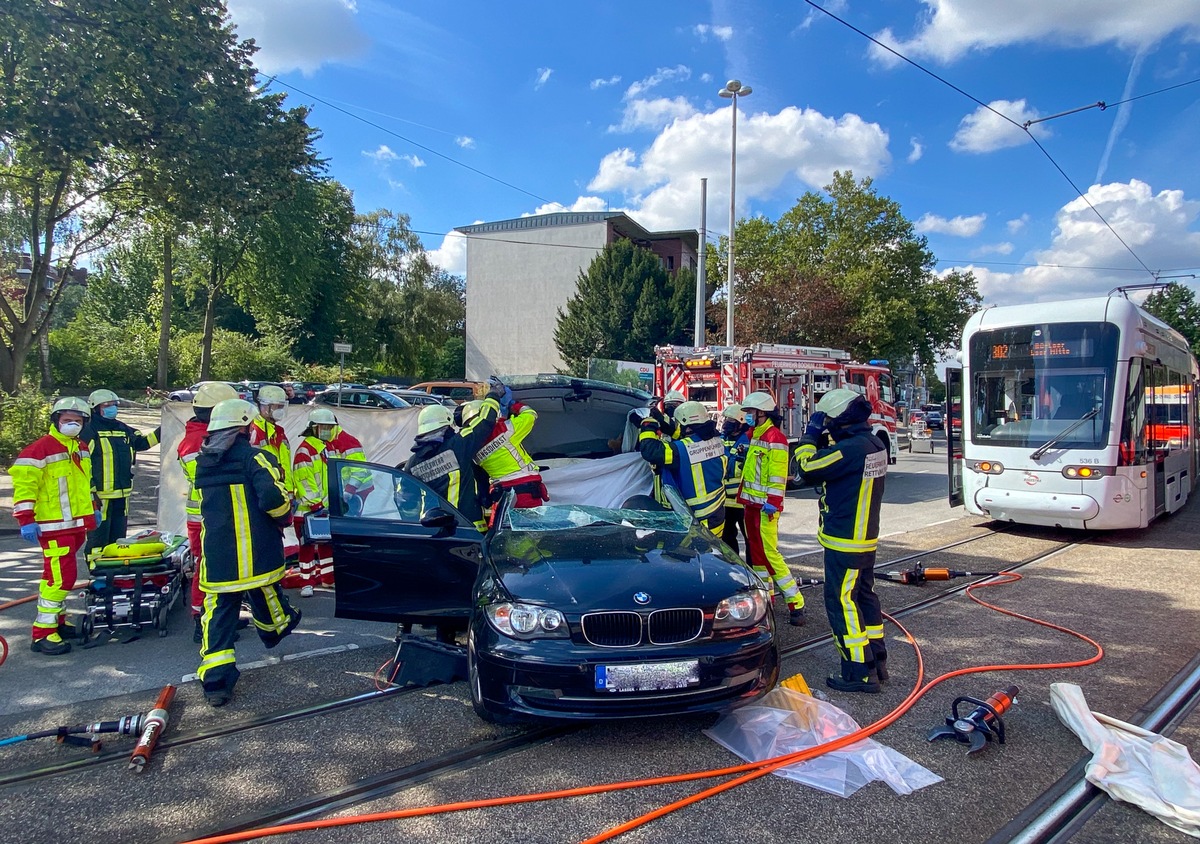 FW-BO: Verkehrsunfall zwischen Straßenbahn und PKW - Feuerwehr rettet zwei lebensgefährlich verletzte Personen aus ihrem Fahrzeug