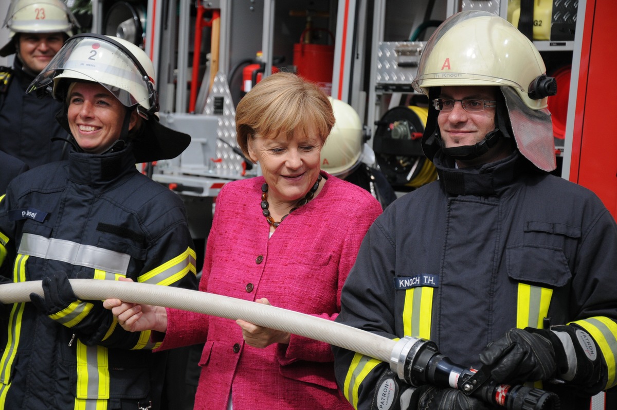 Bundeskanzlerin lobt Engagement der Feuerwehr / DFV-Präsident Kröger: &quot;Zeitgemäße Ausrüstung für Einsatzkräfte wichtig!&quot; (FOTO)