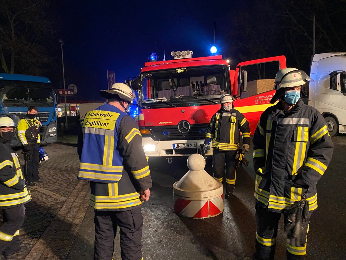 FW-WRN: TH_1 - LZ1 - Ca. 500kg Findling auf der BAB, wurde irgendwie vom Parkplatz auf die BAB gebracht