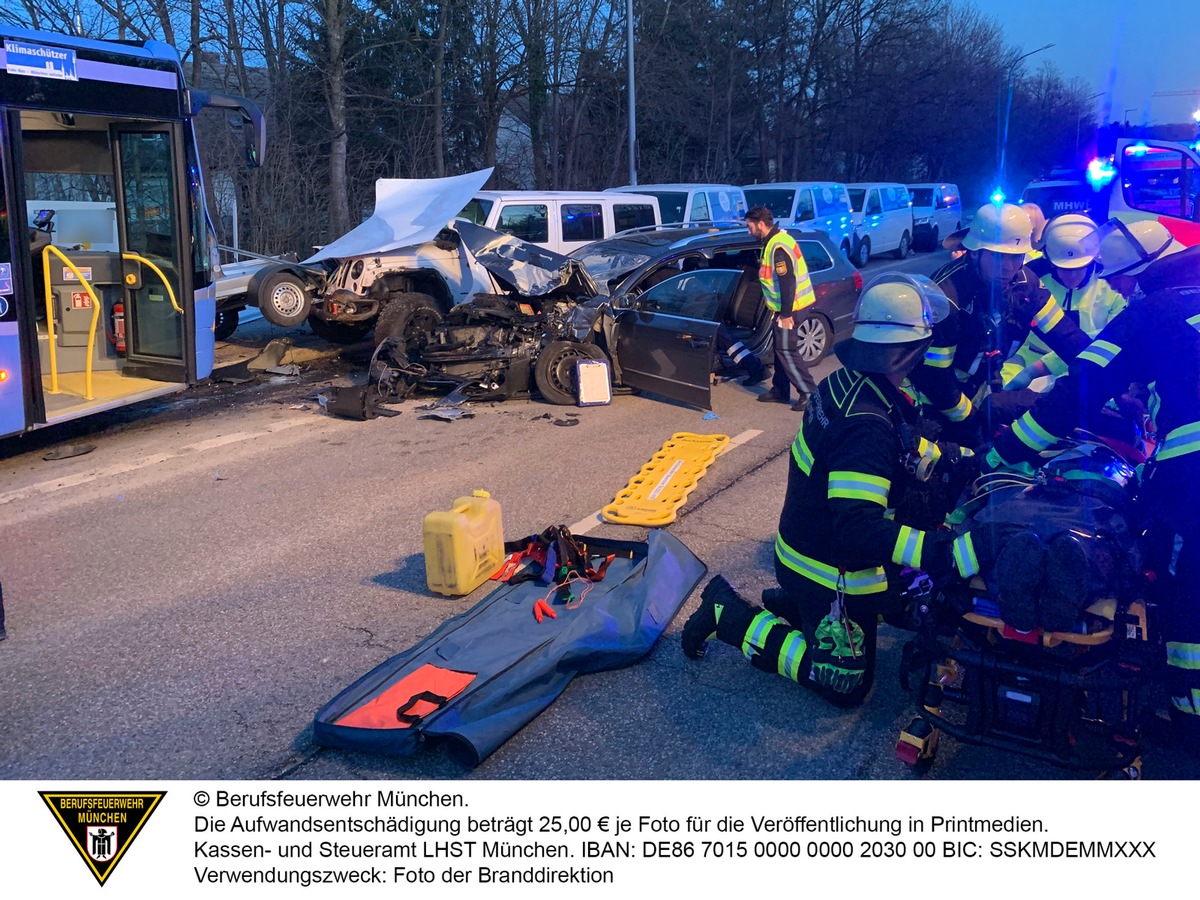 FW-M: Linienbus kracht in Gegenverkehr (Moosach)