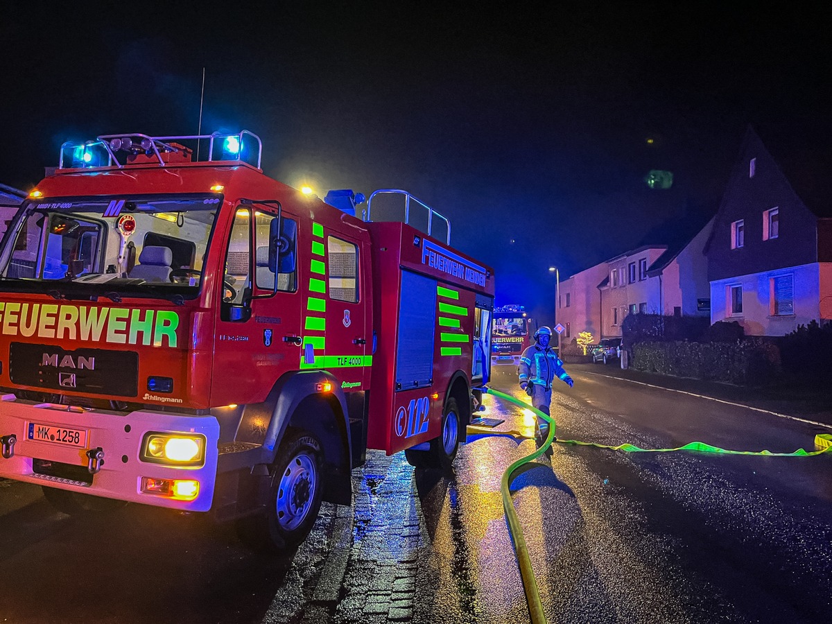 FW Menden: Vier Verletzte nach Brand in einem Wohnhaus