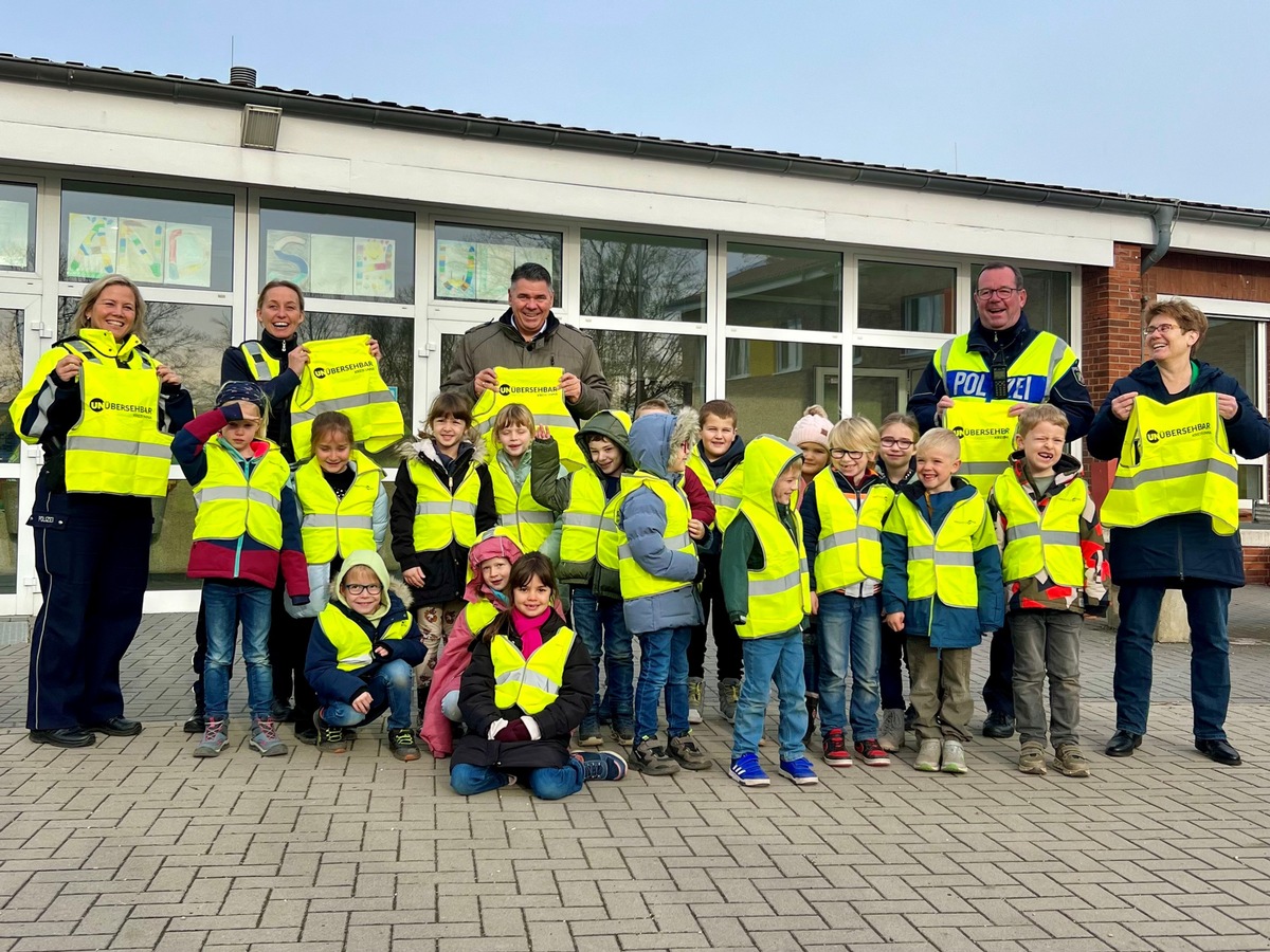 POL-UN: Werne/Kreis Unna - Auftaktveranstaltung der gemeinsamen Kinderwarnwesten-Aktion von VKU, Kreis Unna und Polizei an der Uhlandschule