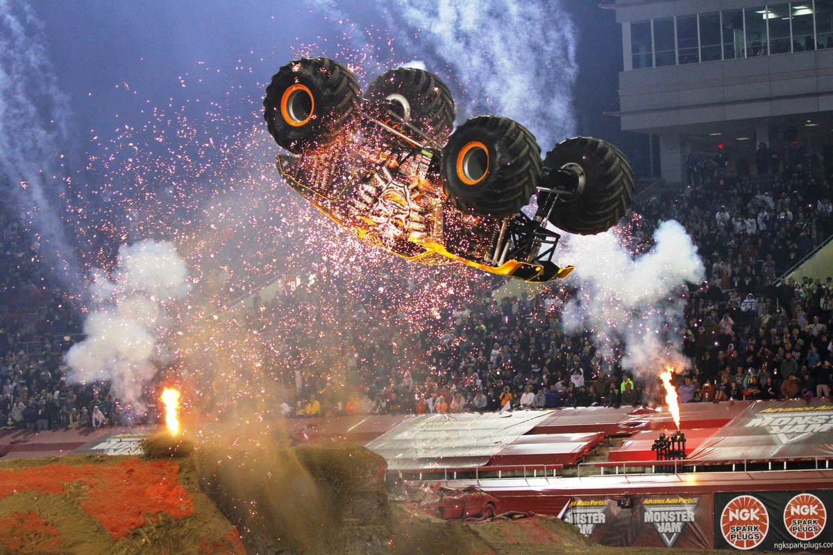 MONSTER JAM® - Die deutsche Stadionpremiere der US-Kult-Motorshow setzt Highlight mit spektakulärem Weltrekordversuch für zweifachen Rückwärtssalto im Monster Truck, geprüft vom &quot;REKORD-INSTITUT für Deutschland&quot; (RID)