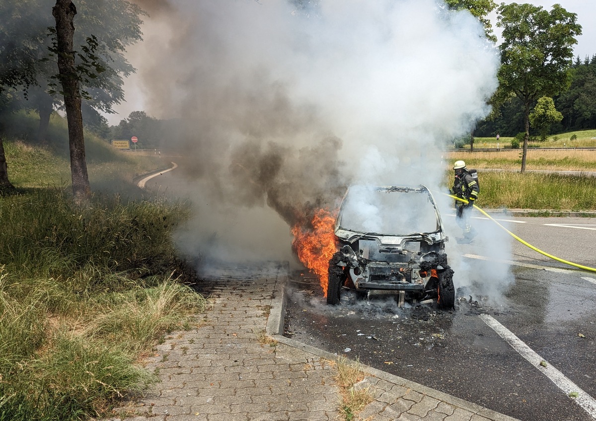 FW-Radolfzell: Fahrzeugbrand auf der B 33