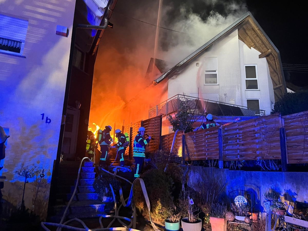 FW-OG: Vollbrand eines Holzschuppens greift auf Wohnhaus über