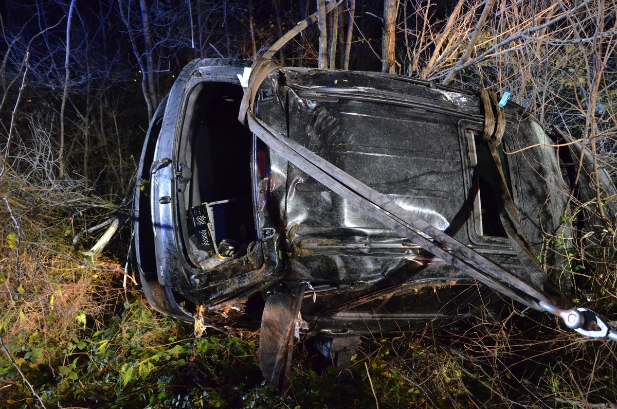 POL-HF: Kia überschlägt sich und stürzt in Böschung - Fahrer und Beifahrer flüchten