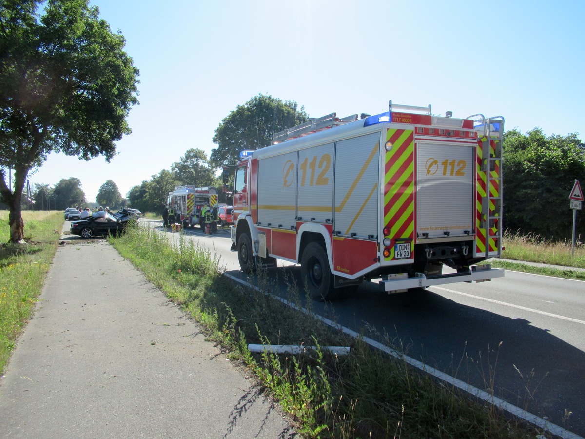 FW Dinslaken: Verkehrsunfall eingeklemmte Person Bergerstr. | Presseportal
