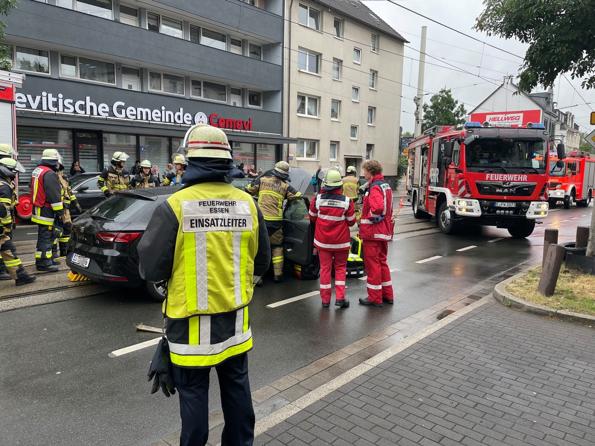 FW-E: Verkehrsunfall zwischen Straßenbahn und PKW - zwei Personen verletzt