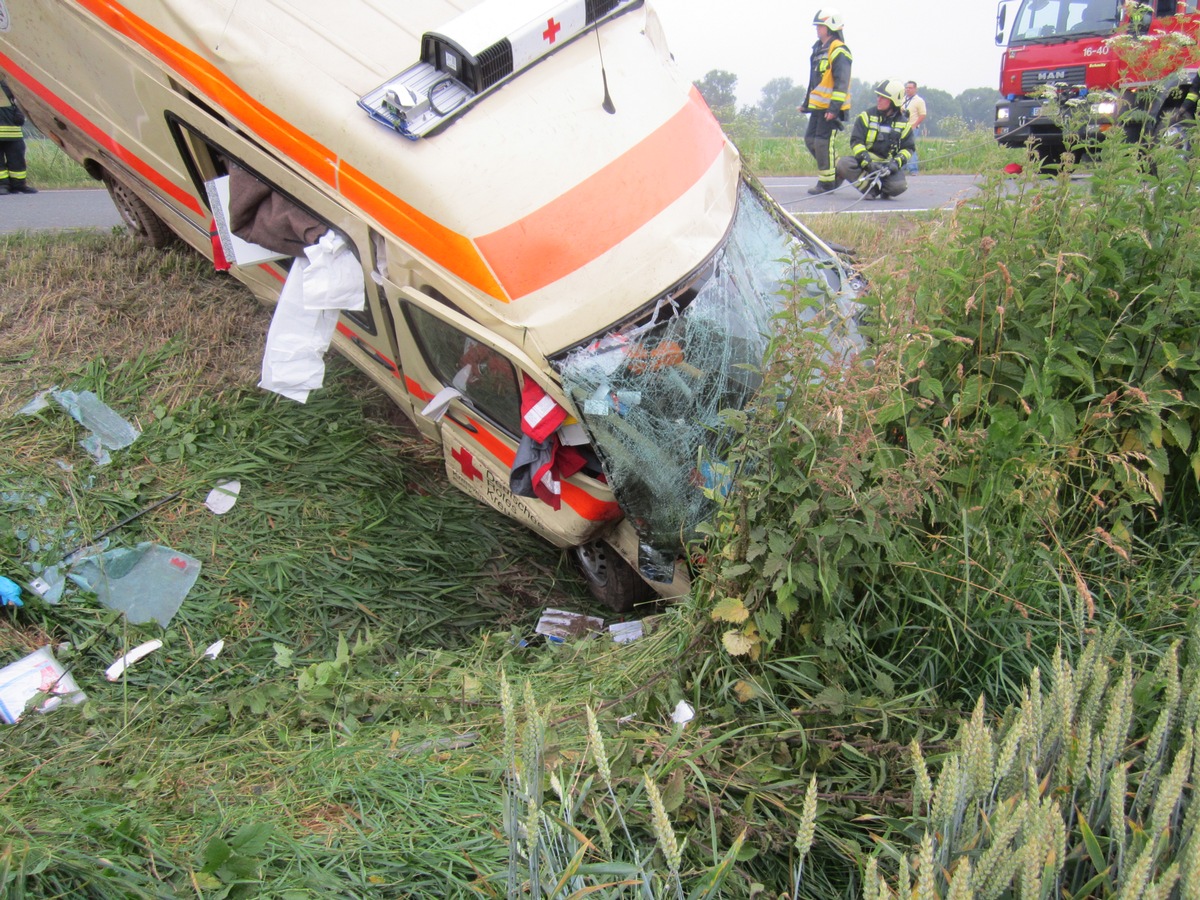 POL-GOE: (414/2011) Verkehrsunfall mit einem Rettungswagen und drei verletzten Insassen auf der B 247 im Bereich Gieboldehausen