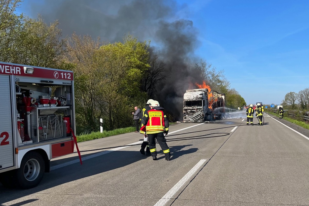 FF Goch: Massive Rauchentwicklung durch LKW-Brand