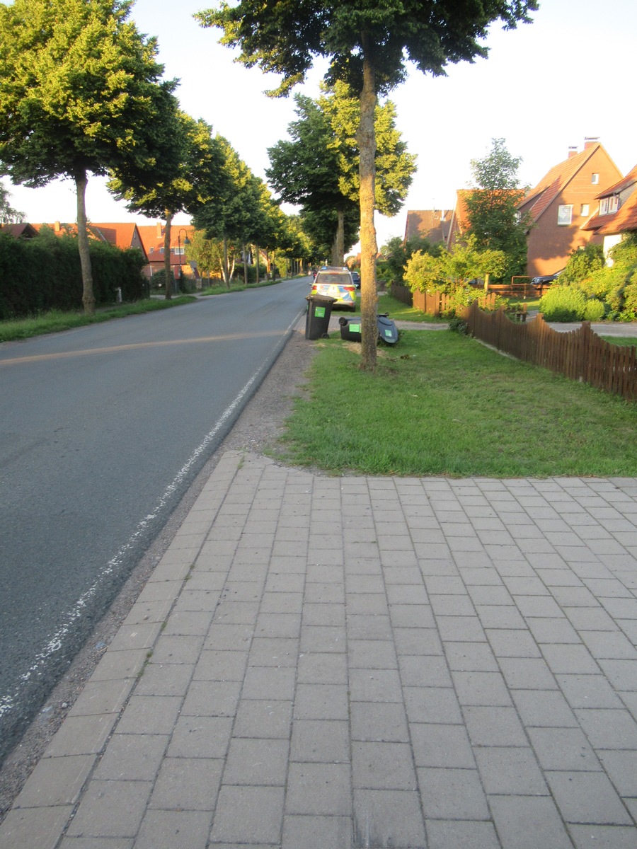 POL-NI: Verkehrsunfallflucht in Rehburg, Mülltonne beschädigt