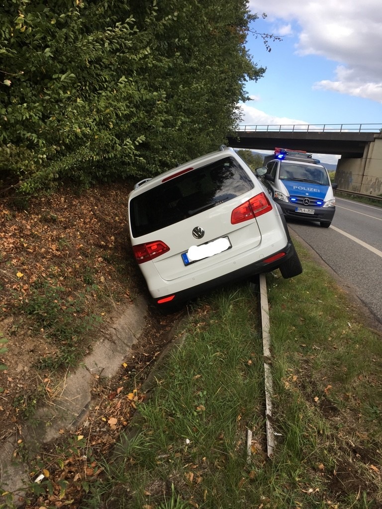 POL-PDKO: Verkehrsunfall auf der B256 mit möglicher Flucht