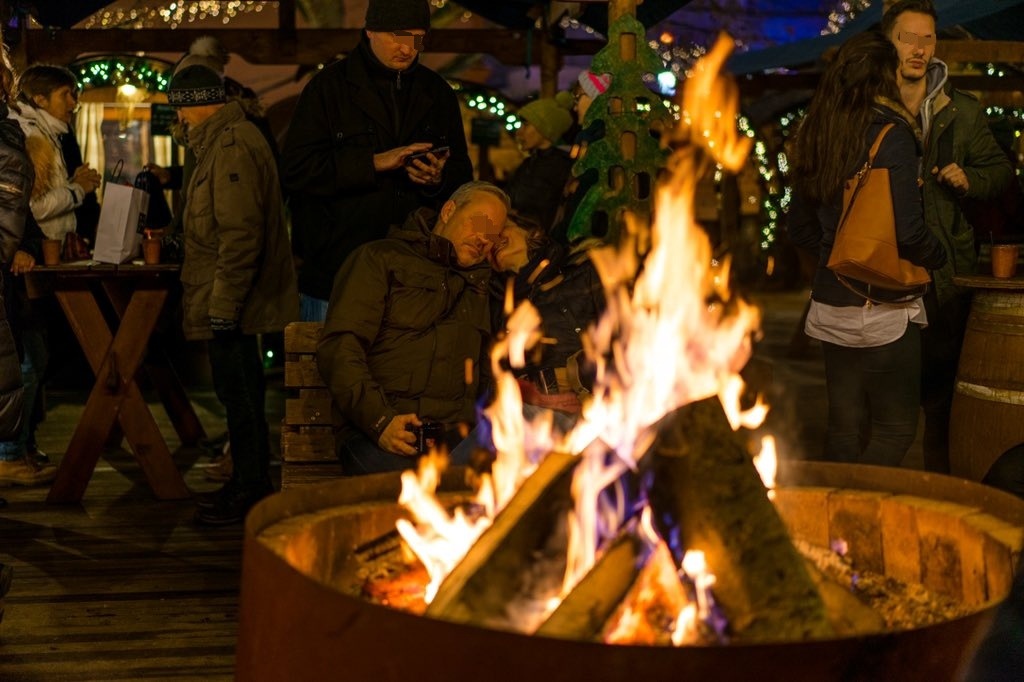 POL-PPMZ: Mainz, Holzbank auf dem Weihnachtsmarkt ins Lagerfeuer geworfen, Polizist wird lyrisch!