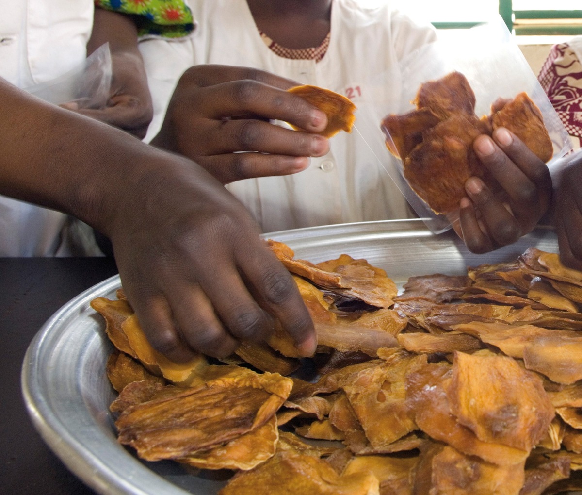 claro fair trade AG: Getrocknetes Obst und Gemüse - mit einfachen Mitteln Ernährung sichern