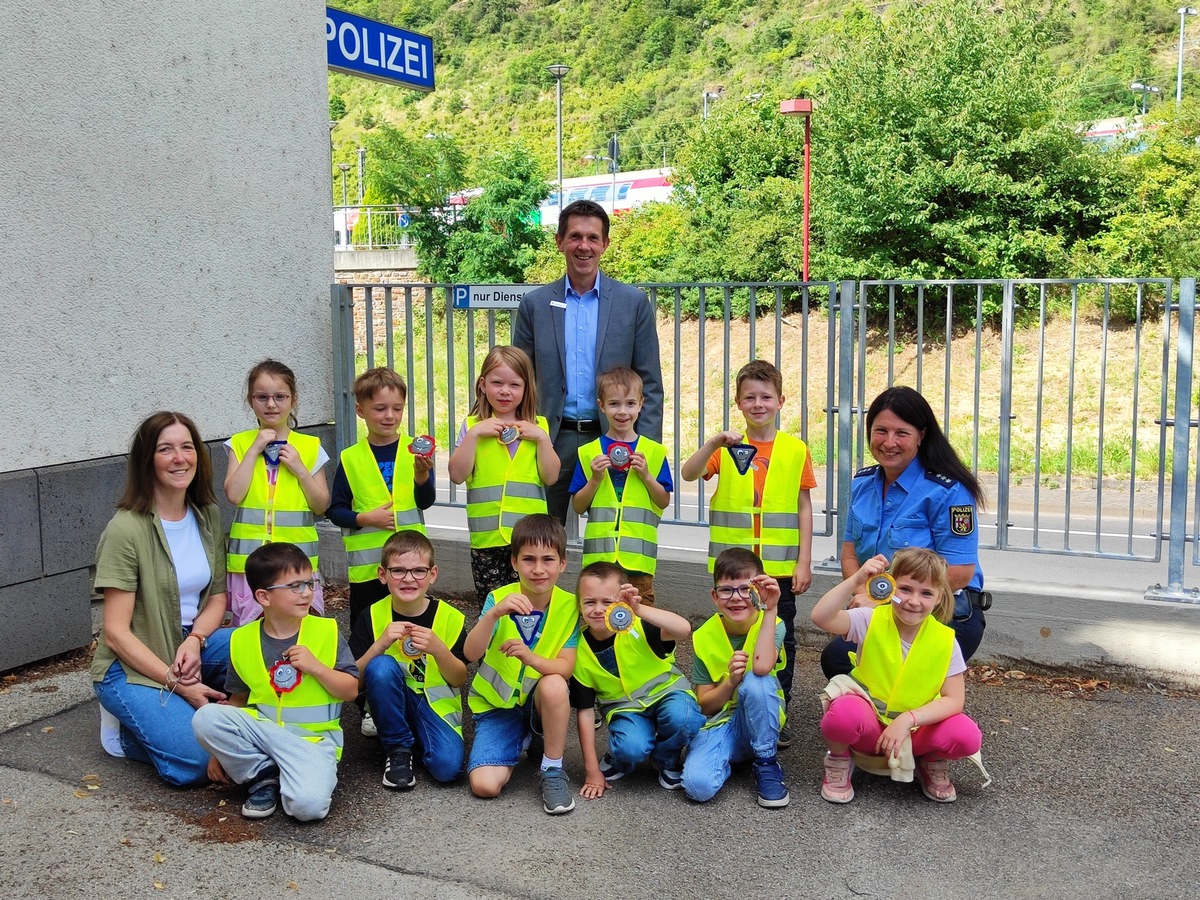 POL-PDMY: Sparkasse unterstützt erneut die Vorschulkinder mit Reflektoren