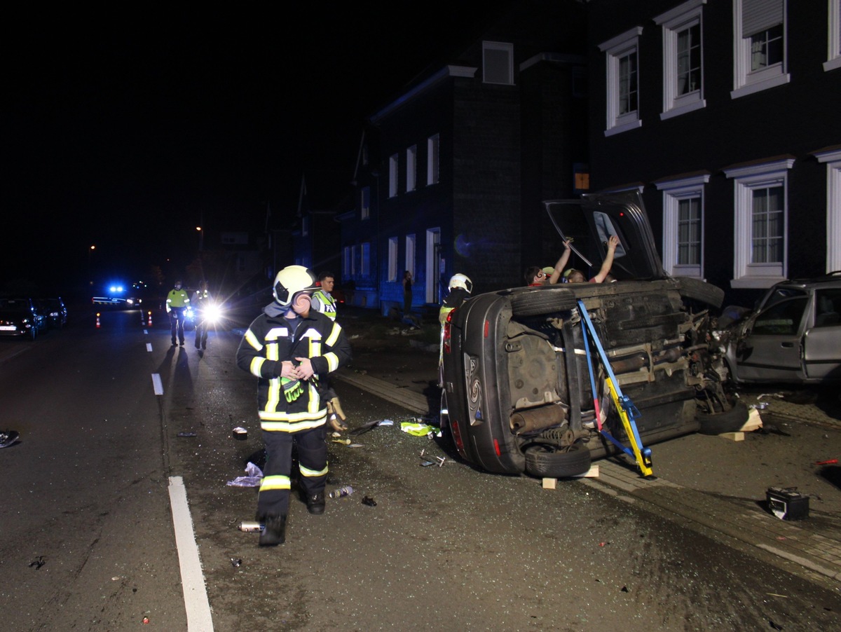 POL-RBK: Wermelskirchen - Nächtlicher Unfall mit zwei Verletzten und hohem Sachschaden