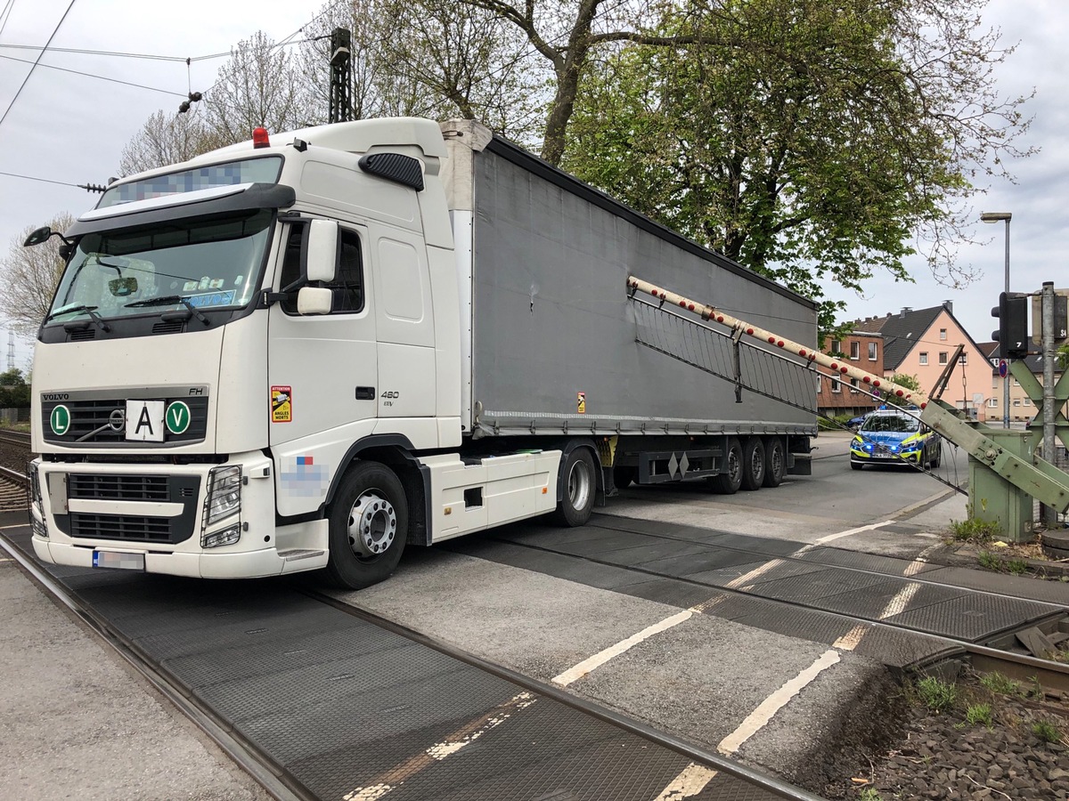 POL-BO: Lastwagen verkeilt sich mit Bahnschranke